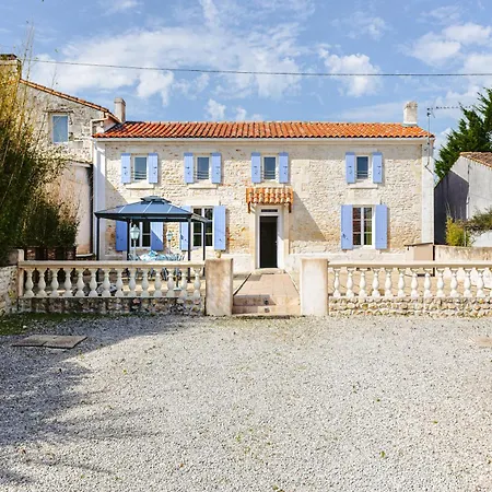 L' Aixoise Holiday home Romegoux